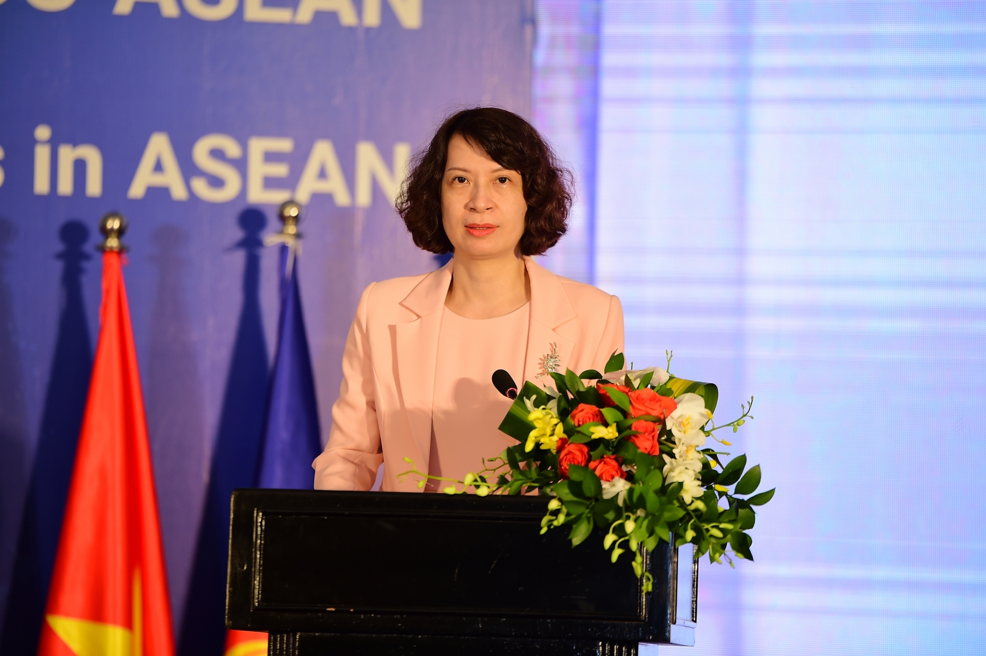 越南卫生部副部长阮氏莲香在研讨会上发表讲话。