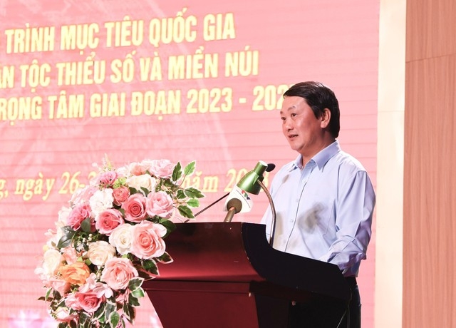 越南民族委员会主任、部长侯阿令在会议上发言。