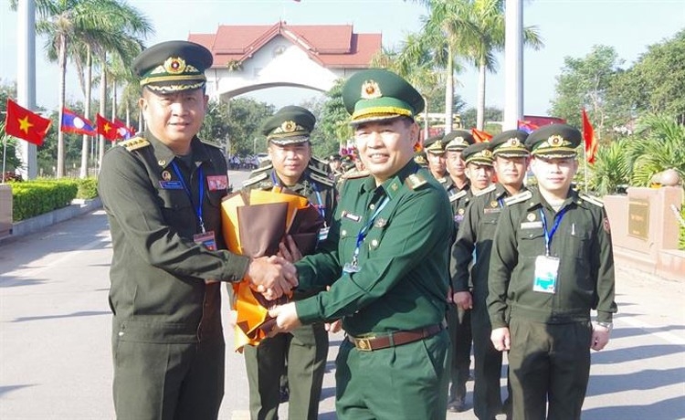 越南国防部边防部队政治局副主任阮青海大校（右）向参加首次越南-老挝边防年轻军官交流活动的老挝边防部队军官代表团献花祝贺。（图：对外信息网站）