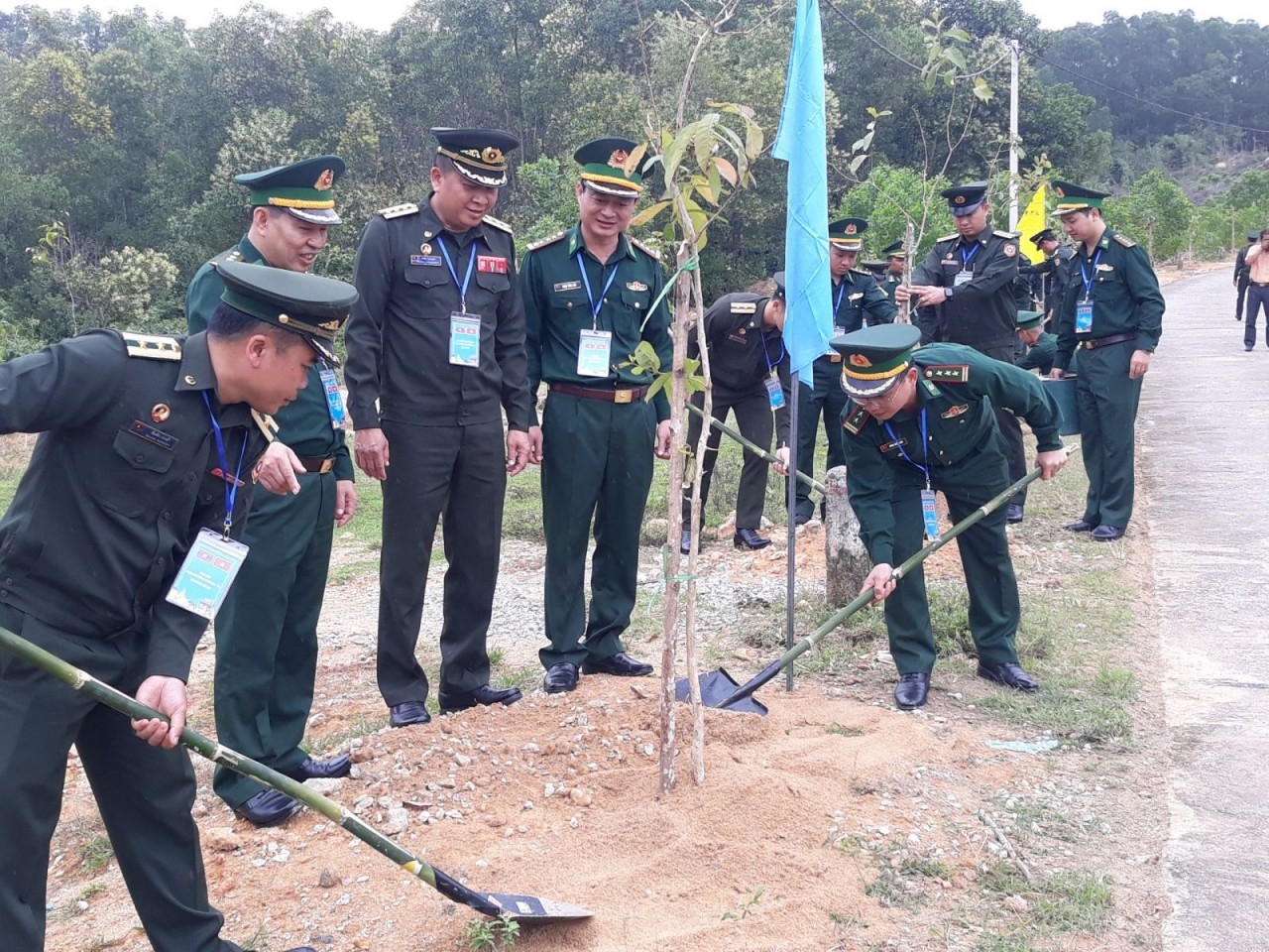 2022年11月首次越南-老挝边防年轻军官交流活动框架内的友谊植树活动。（图：承天顺化报）