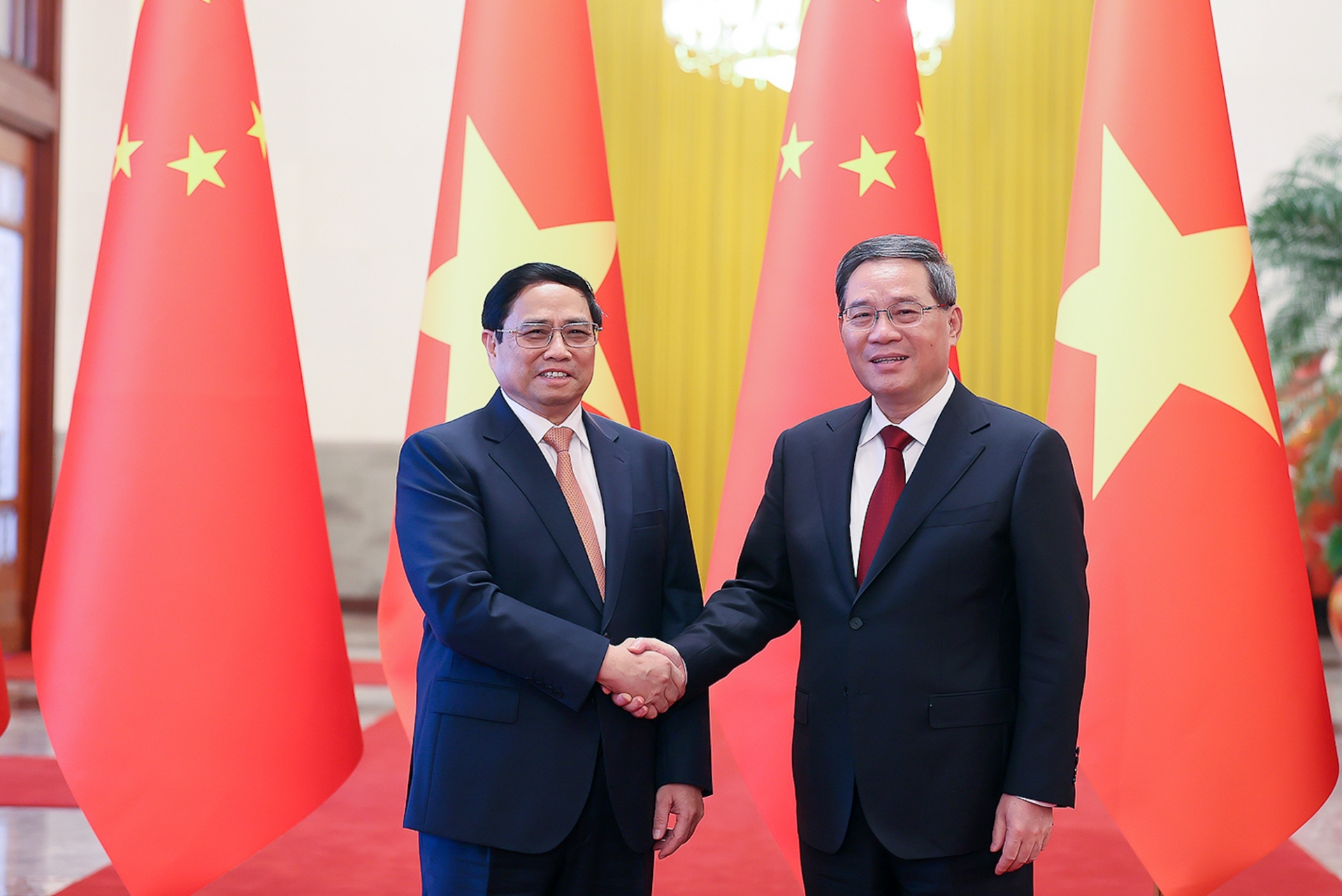越南政府总理范明政（左）与中国国务院总理李强。