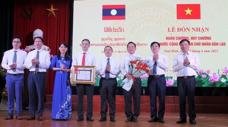 越南太平医药大学荣获老挝国家主席的一级劳动勋章。