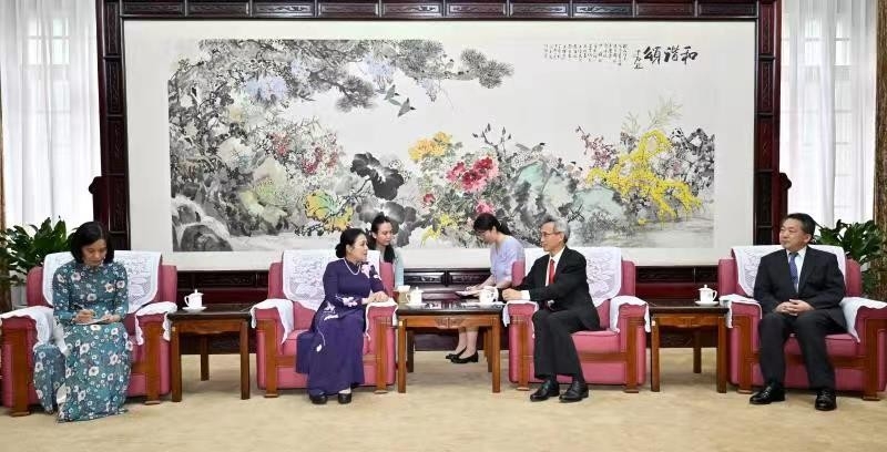 越南友好组织联合会主席阮芳娥与中国人民对外友好协会会长林松添交谈。