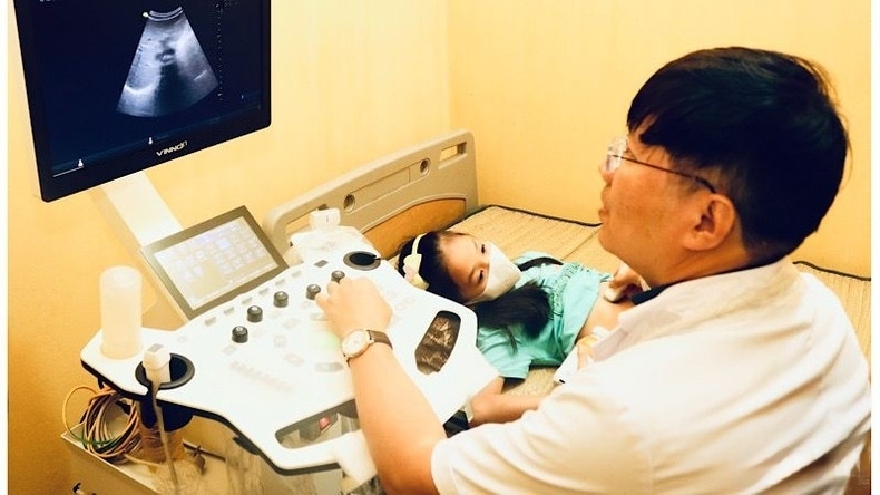 为白龙尾岛岛上的儿童进行体检和超声波检查。
