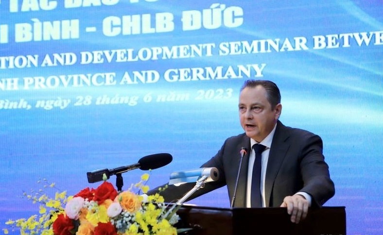 德国工商会驻越南首席代表马尔科·瓦尔德在研讨会上发言。