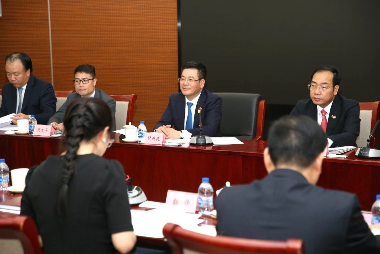 越南工贸部部长阮鸿延与中国国家市场监督管理总局局长罗文举行重要双边会谈。