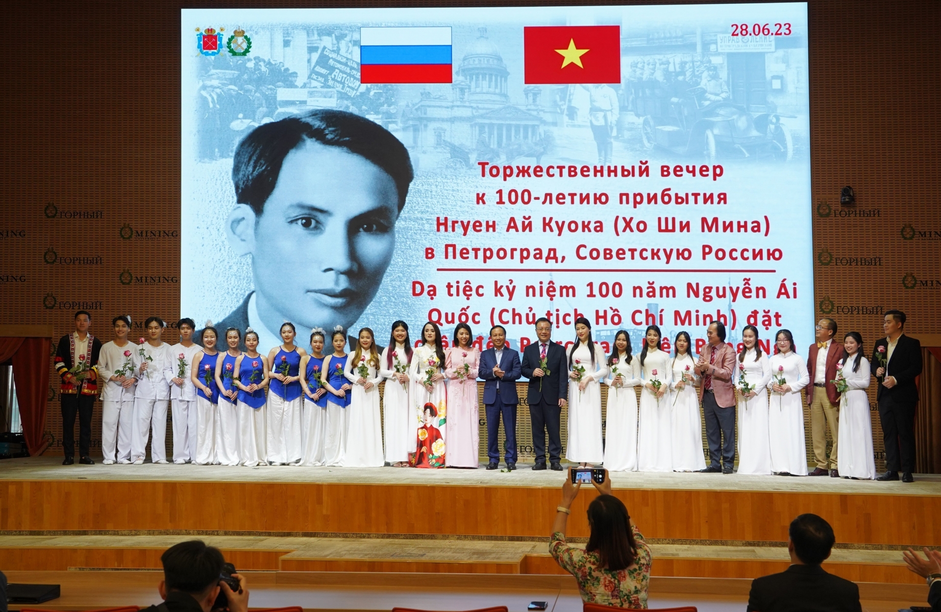 在俄越南留学生、圣彼得堡矿业大学学生以及印度尼西亚、缅甸留学生为观众带来一场精彩的演出。