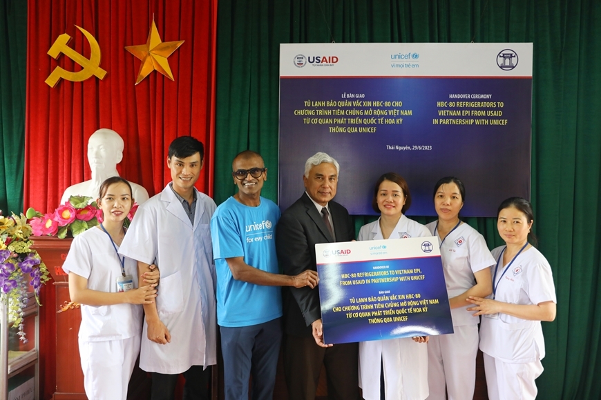 美国国际开发署同联合国儿童基金会向越南卫生部移交590台疫苗保存箱。