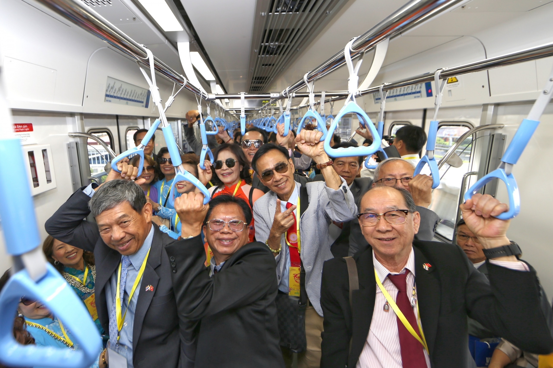 海外侨胞代表团回国参加2024年家乡之春活动时体验乘坐胡志明市地铁