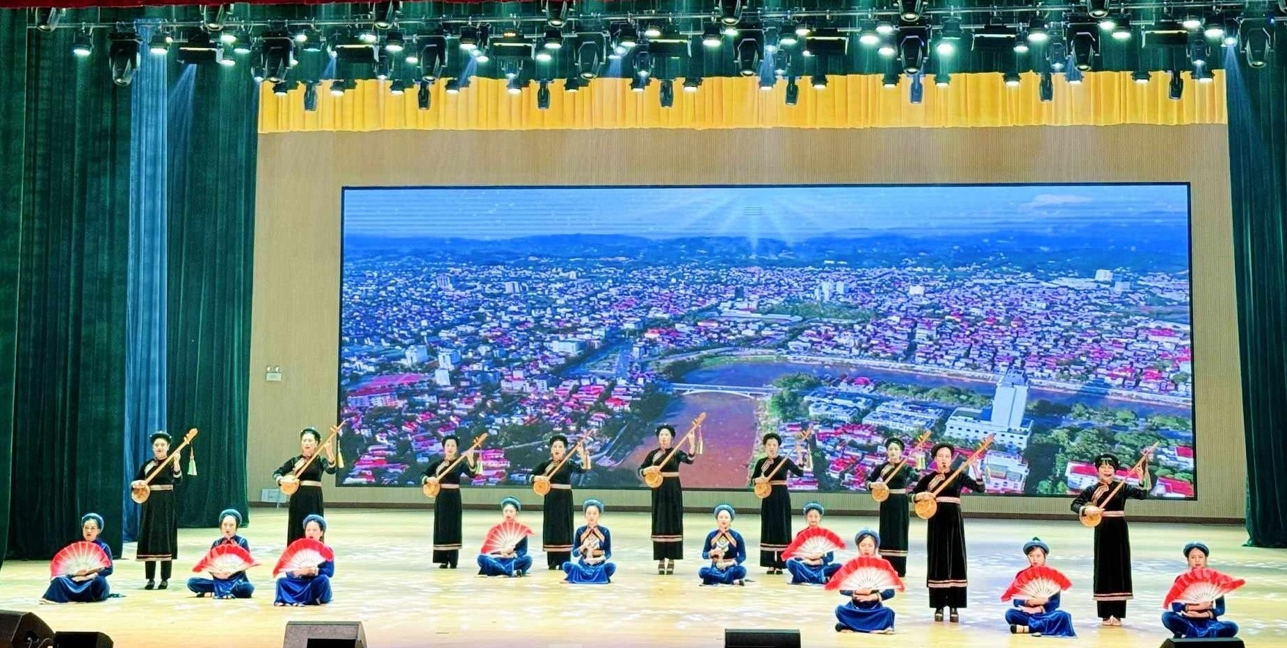 谅山青少年交流表演节目歌颂家乡和祖国。