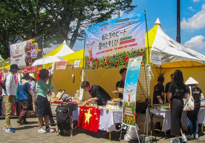 旅日越南青年大学生协会在越南节上的义卖展位