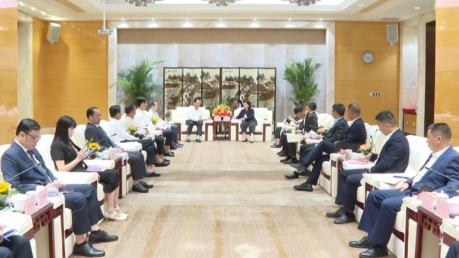 加强越南老街省与中国文山壮族苗族自治州之间的合作
