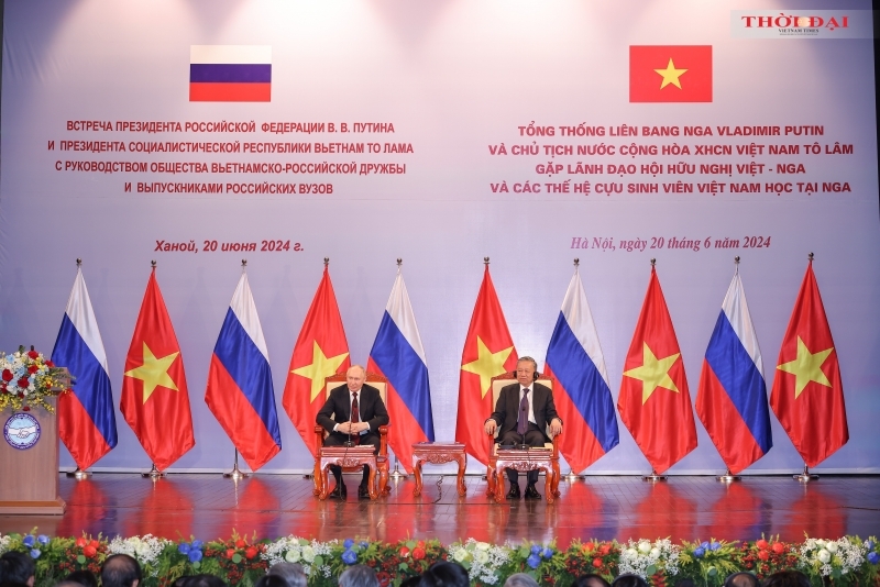 6月20日，俄罗斯联邦总统普京和越南国家主席苏林在河内听取在俄越南校友的分享