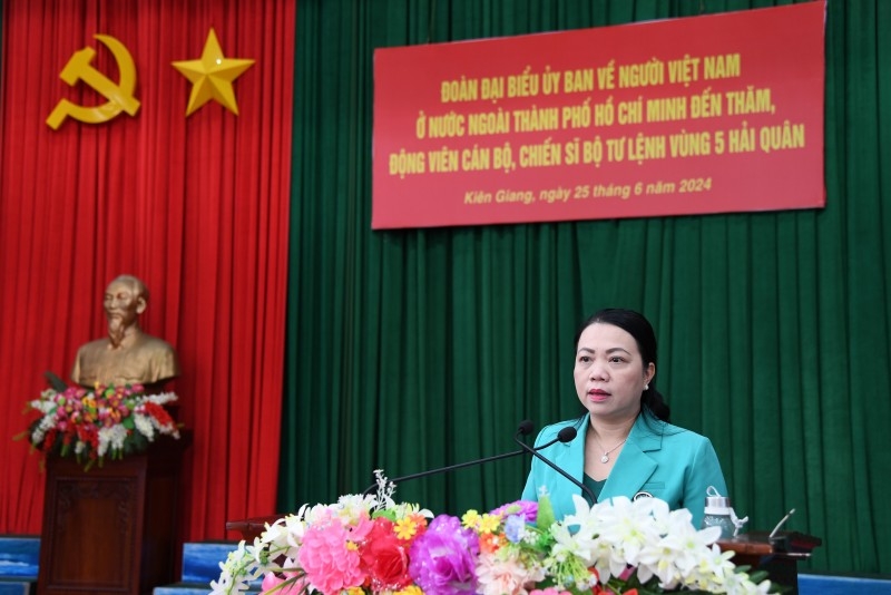 胡志明市海外越南人委员会主任武氏黄梅在访问中发表讲话时对海军第五区干部战士表示鼓励