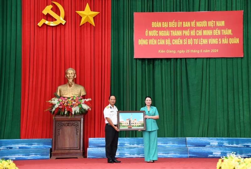 武氏黄梅女士代表胡志明市海外越南人委员会代表团向海军第五区司令部赠送纪念品