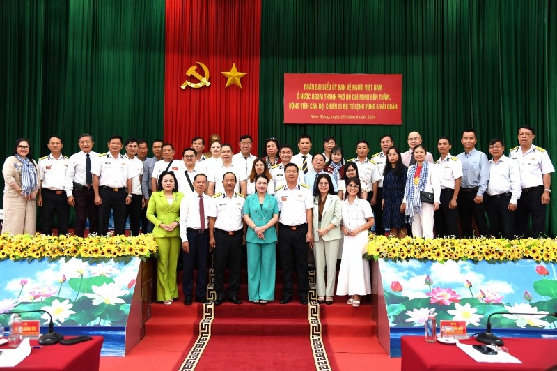 胡志明市海外越南人委员会代表团在会上与海军第五区司令部干部战士合影留念