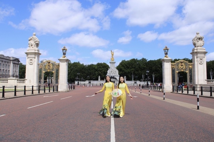 越南奥黛在英国白金汉宫前绚丽多彩。