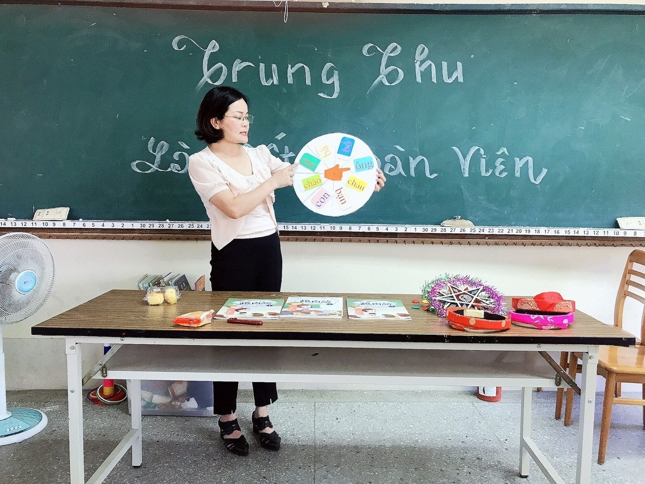 范美蓉在越南语课堂上讲述越南中秋节。