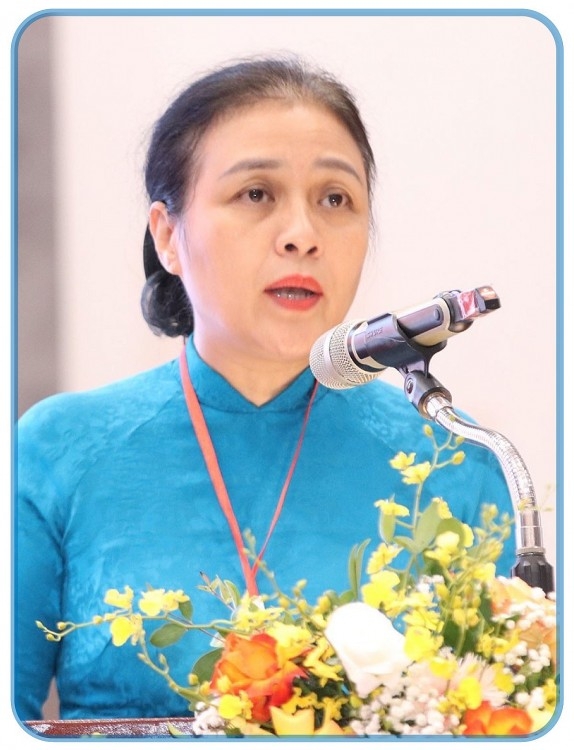 越南友好组织联合会主席阮芳俄女士在2022年世界和平理事会第22届大会上发言。