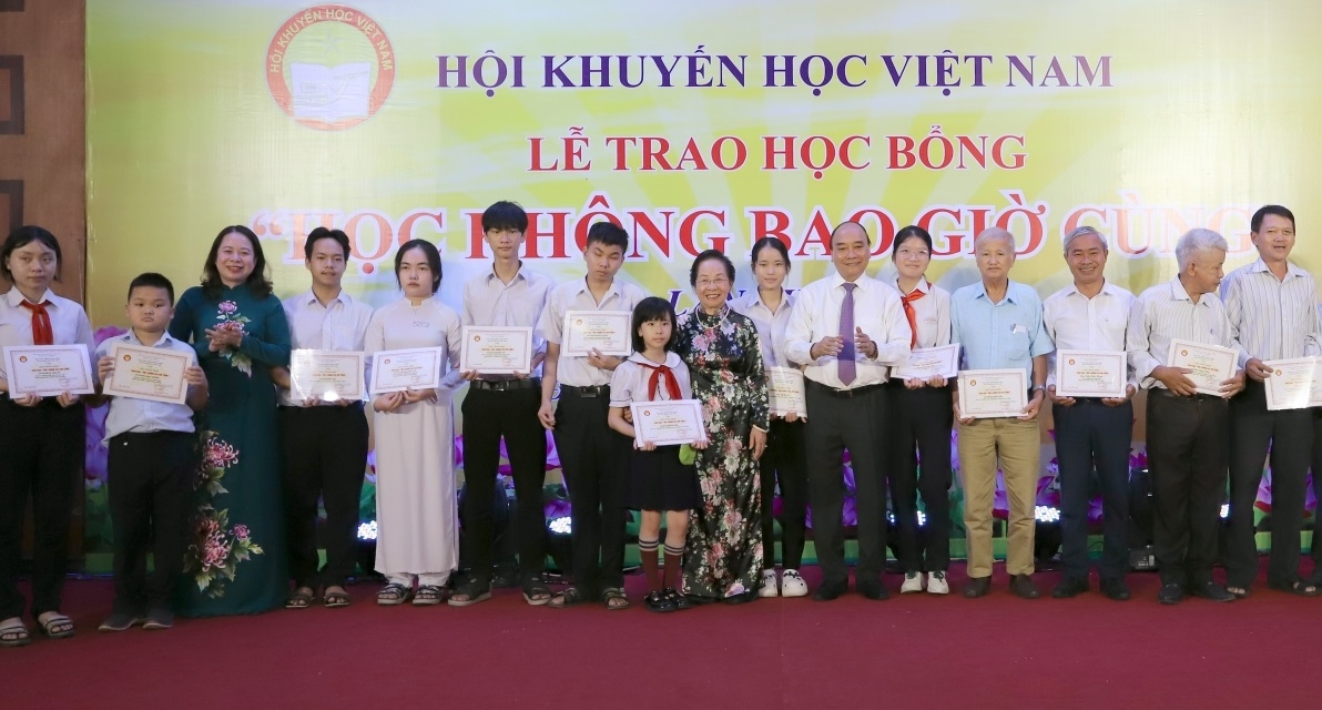 越南国家副主席武氏映春和越南助学协会主席阮氏缘与获奖学生合影。