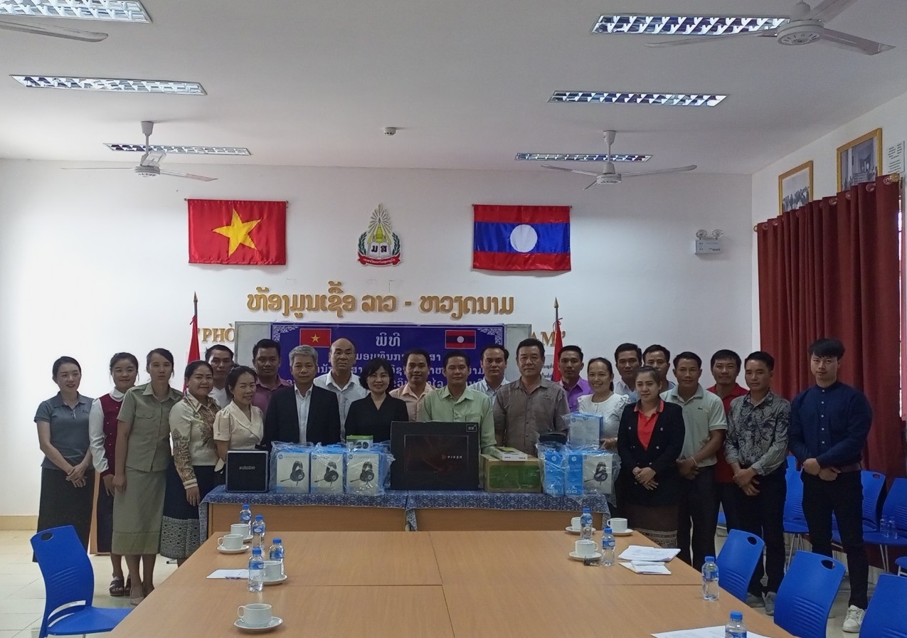 越南驻琅勃拉邦总领事馆向老挝苏发努冯大学赠送礼物。