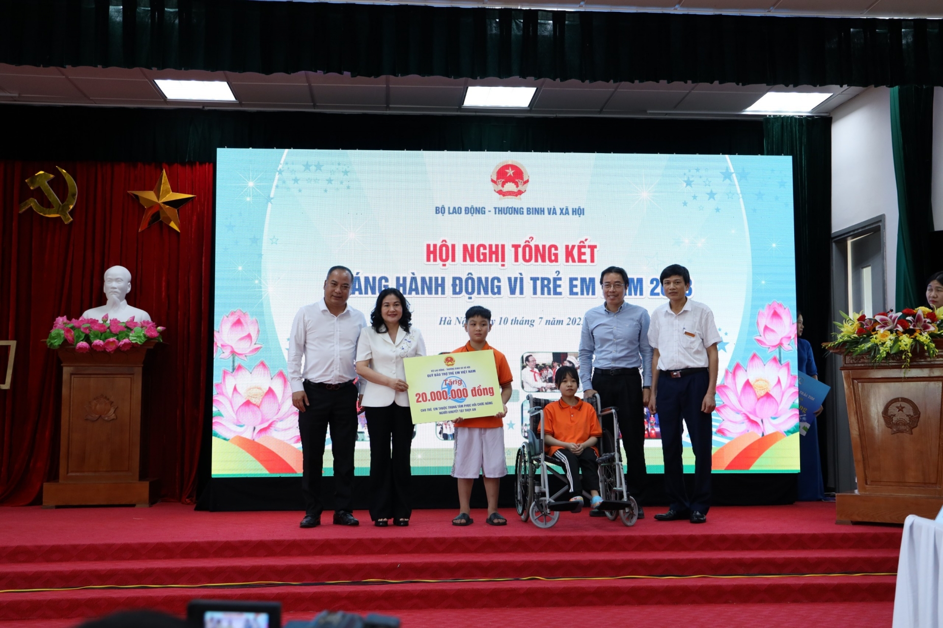 阮氏河副部长和各位代表们向瑞安残疾人康复中心照顾的孩子们赠送礼物。（图：molisa.gov.vn）