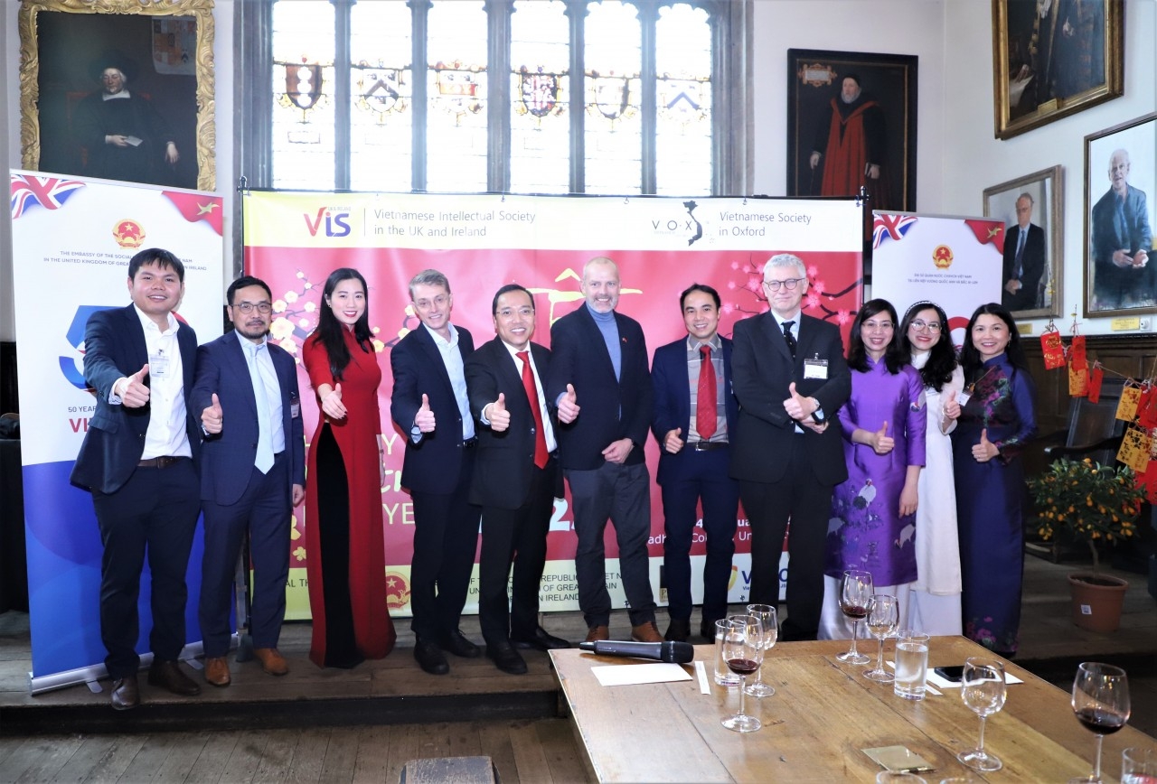 旅英爱尔兰越南人知识分子协会在牛津大学举办学术交流暨庆祝2023年春节活动。