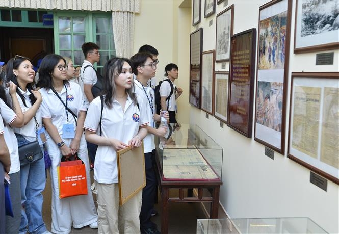 海外越南青年代表团参观越南祖国阵线博物馆。