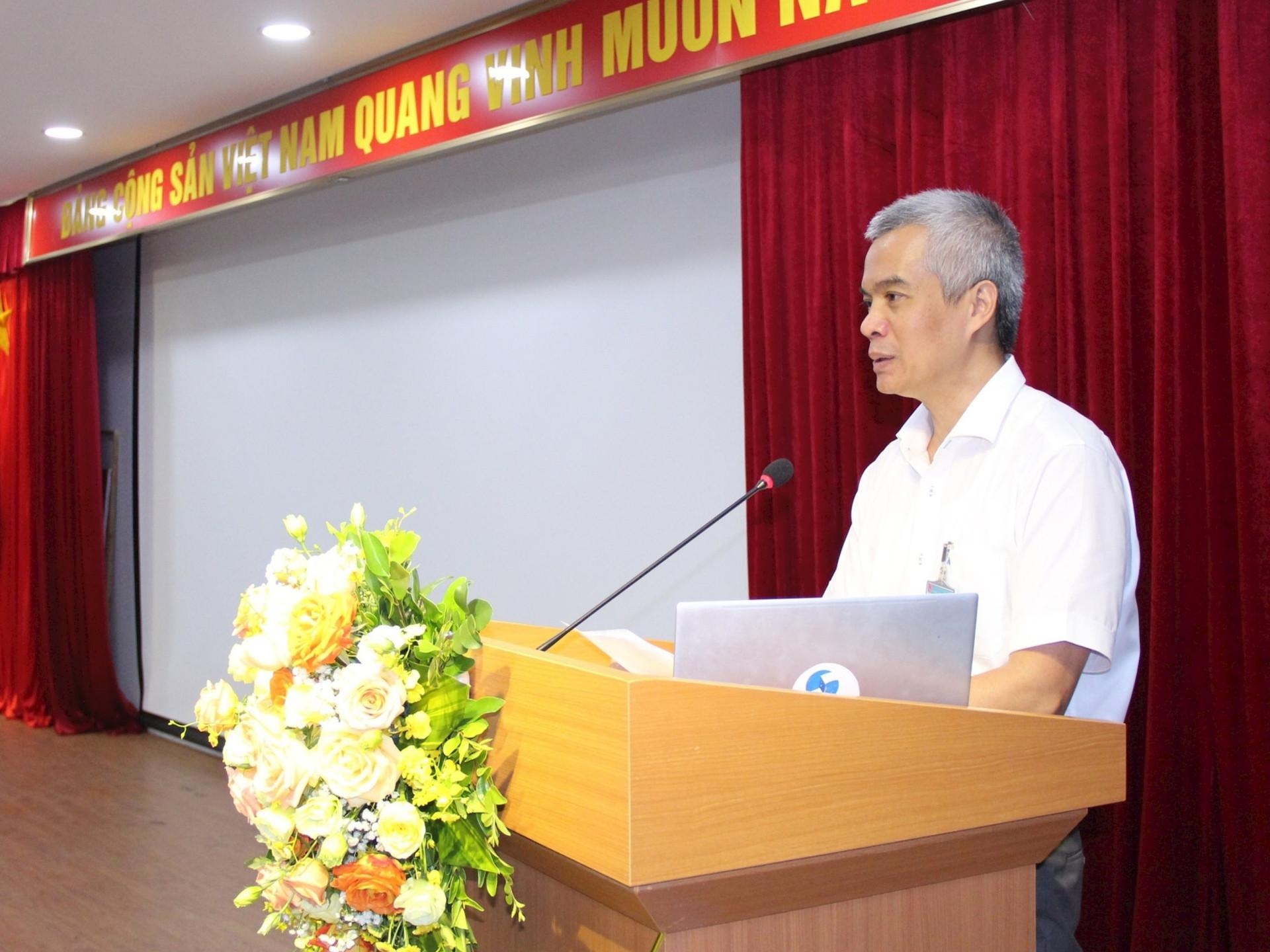河内市科学技术局局长阮洪山在研讨会上发言。