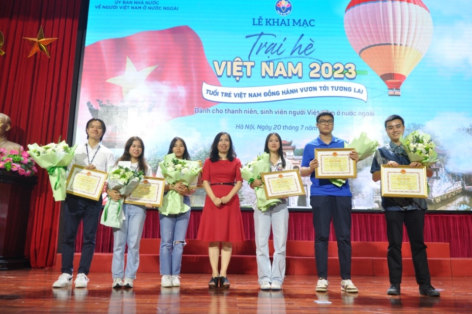 开幕式上，参加2023年越南夏令营的6名优秀青年荣获外交部副部长、海外越南人国家委员会主任颁发的奖状。