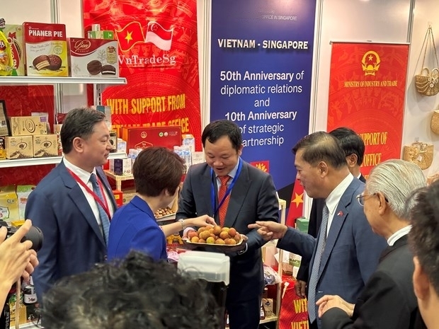 越南驻新加坡商务处和新加坡最大连锁超市— FairPrice协调举行贸易促进活动，将越南优质商品带到新加坡消费者手上。