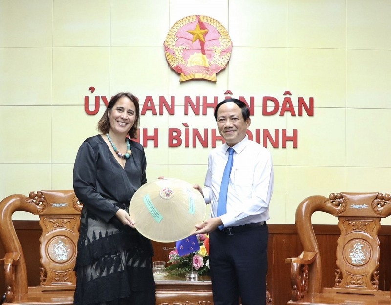 平定省人民委员会主席范英俊（右）会见新西兰驻越南大使特雷登·多布森（Tredene Dobson）女士。（图：平定省门户网站）