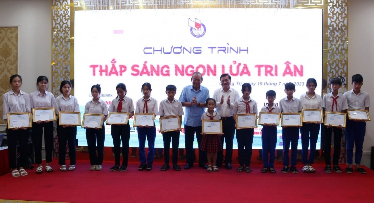 《劳动报》向学习成绩好的贫困学生颁发50份奖学金（200万越南盾/份）。（图：洪河/ quangtri.gov.vn）