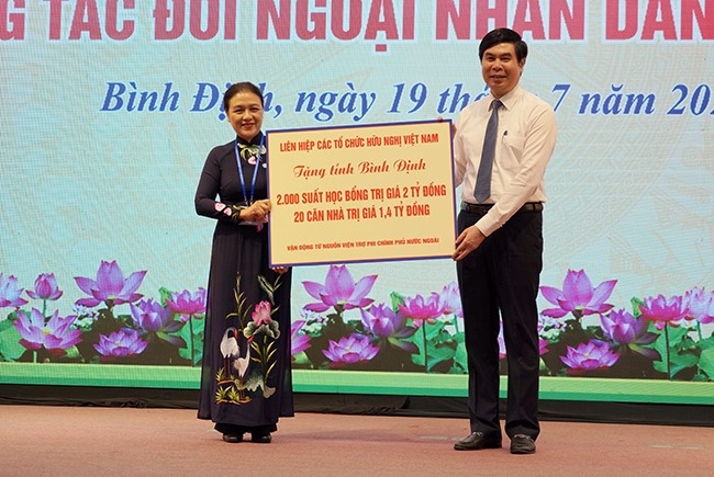 越南友好组织联合会向平定省赠予了象征20间房屋、2000份奖学金的牌子，赠与物品总价值达34亿越南盾。（图：平定省报）