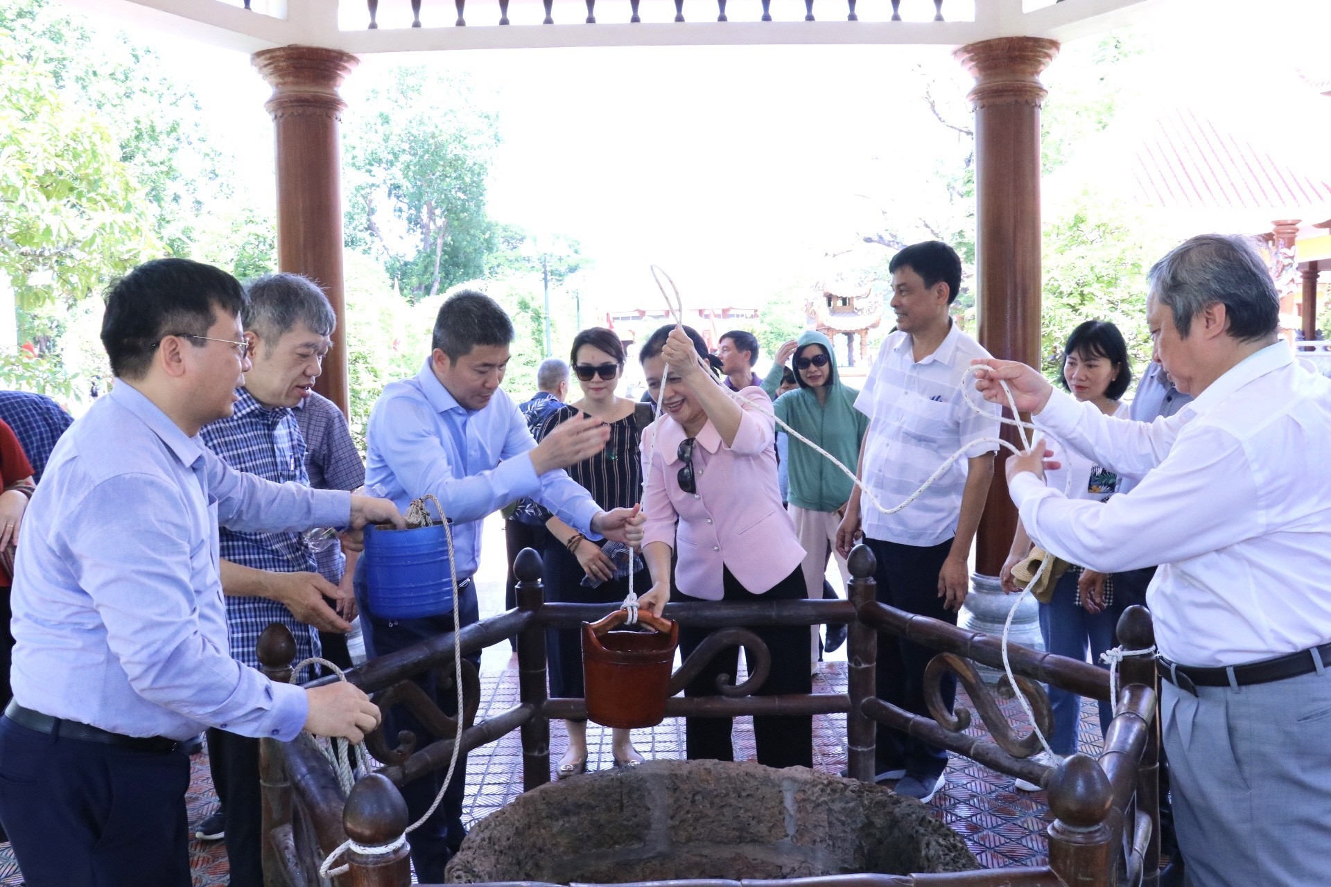越南友好组织系统代表团在平定省光中博物馆敬香献花