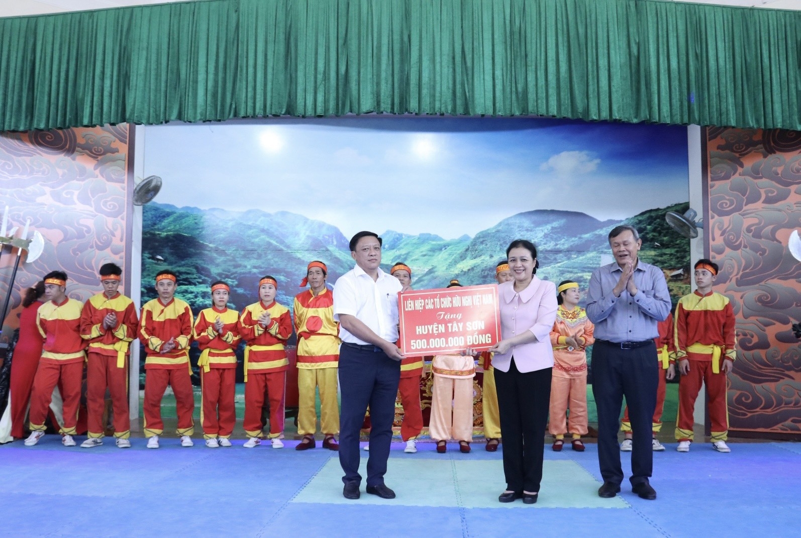 值此之际，越南友好组织联合会向平定省西山县捐赠了5亿越南盾。（图：秋河）