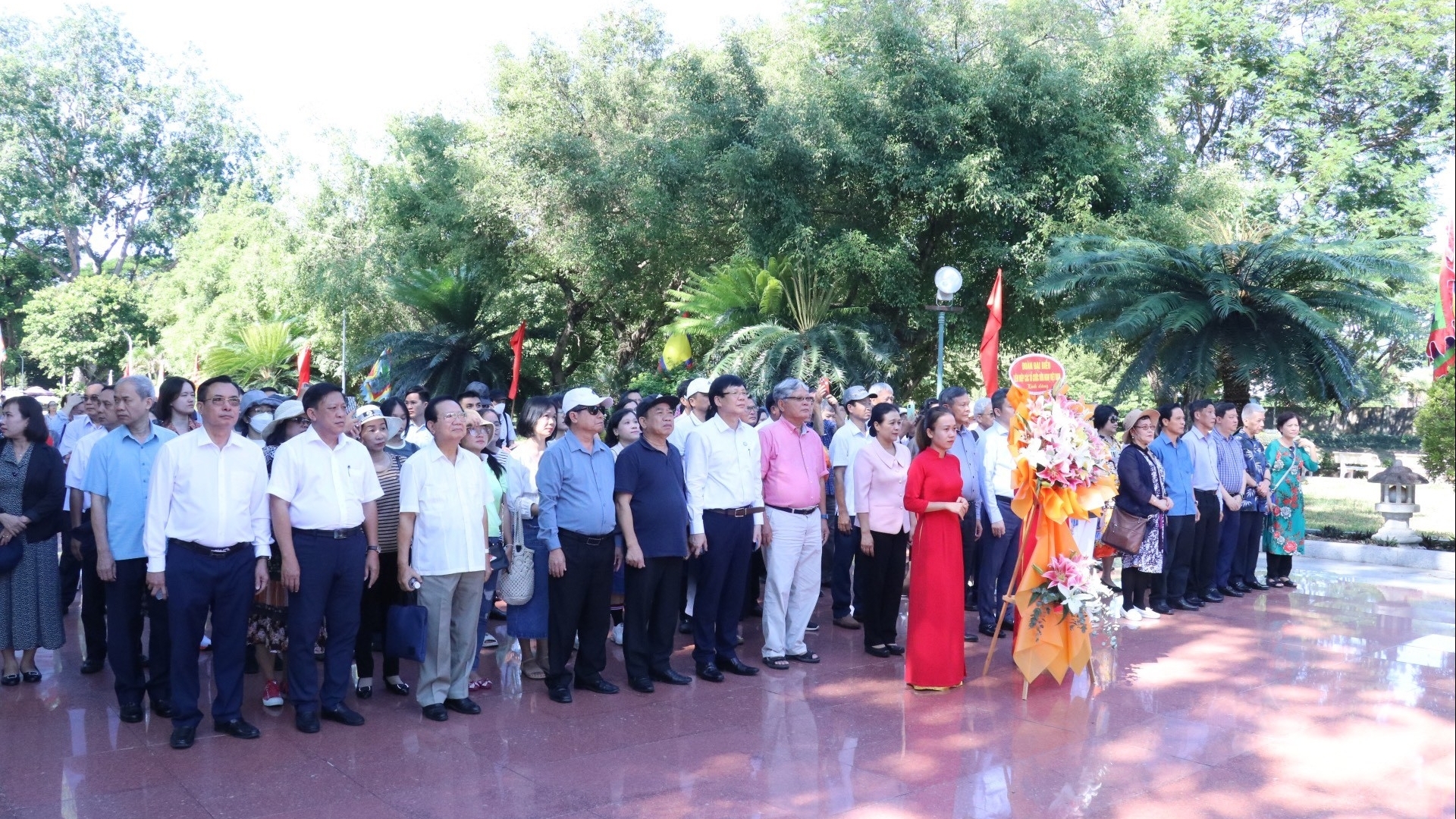 越南友好组织系统代表团在平定省光中博物馆敬香献花
