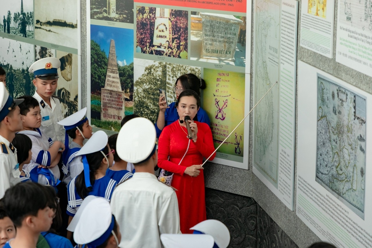 导游向学生们介绍赤瓜礁烈士纪念园。