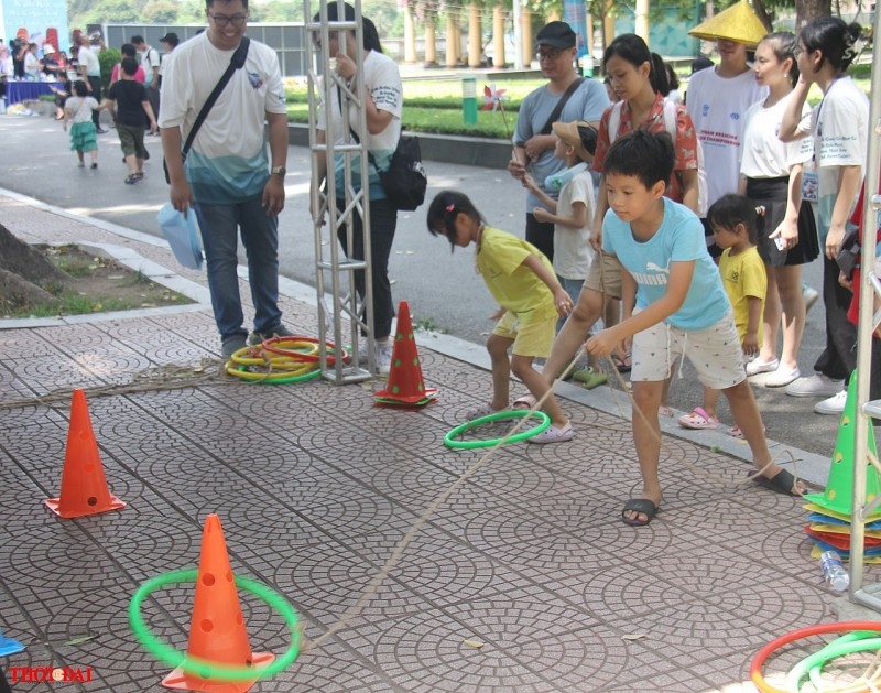 活动上还举行了多场模拟溺水救生技巧的游戏，吸引了父母和孩子们的关注。（图：洪英）