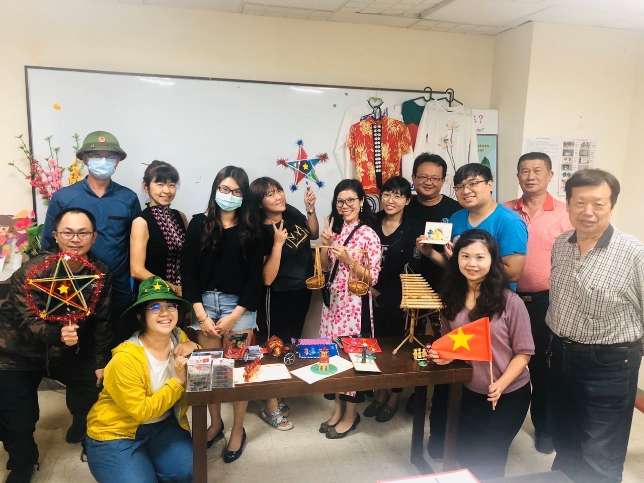侨胞和台湾人的孩子了解越南文化。（图：VTBA）