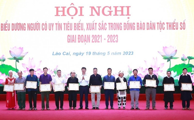 老街省委书记邓春丰先生向2021-2023年老街省少数民族先进人士颁发老挝人民委员会主席授予的奖状。
