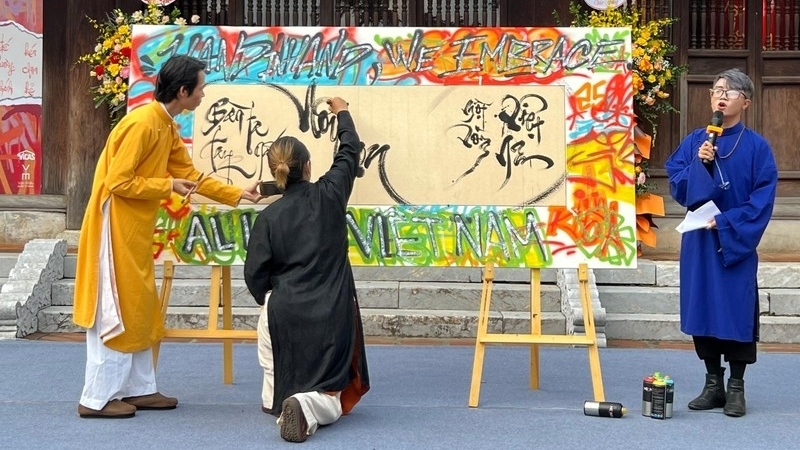 书法与涂鸦对话展览会在河内文庙-国子监开展