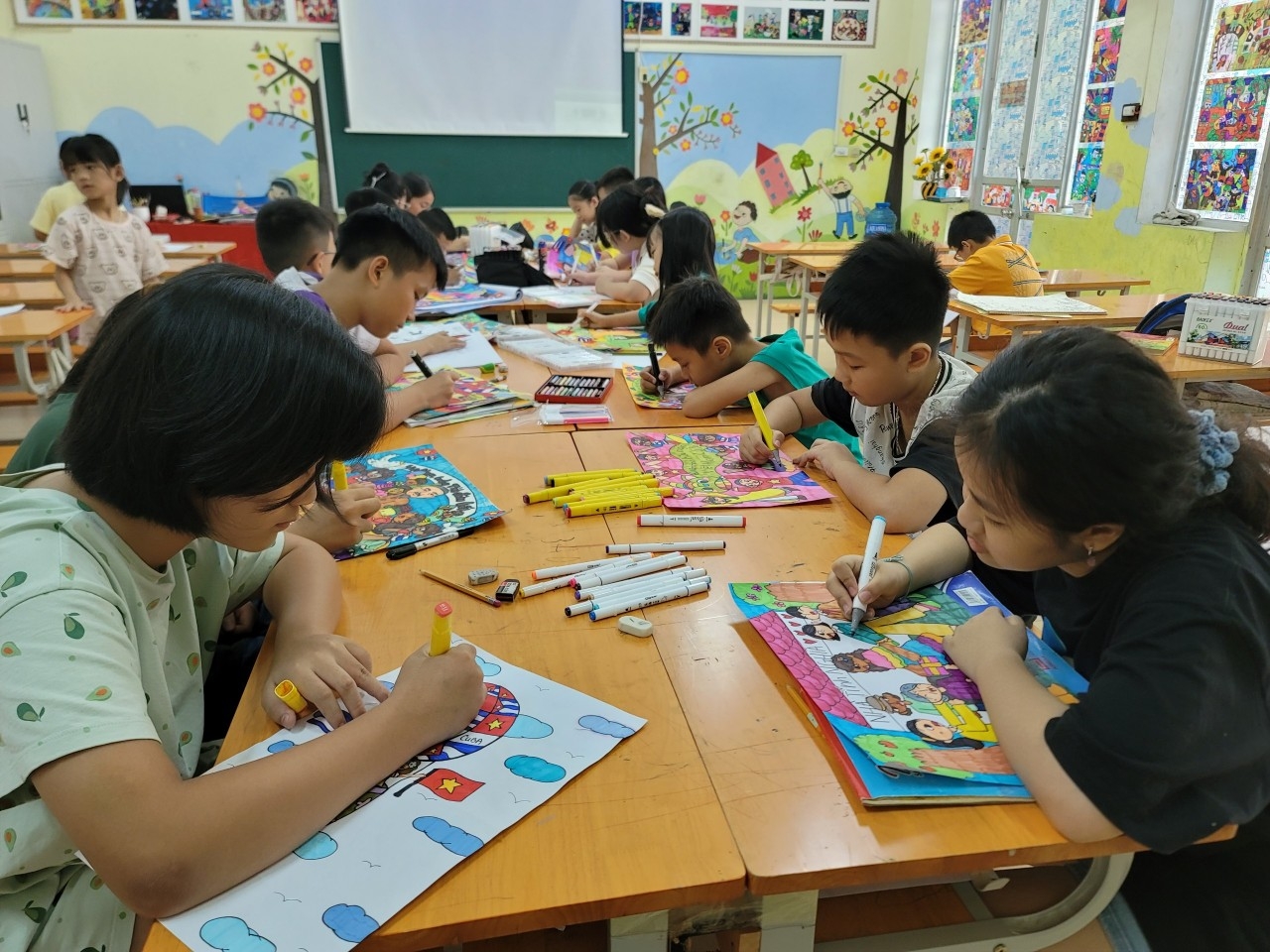 义安省的孩子们正在准备参赛作品。（图：胡志明共青团中央委员会）
