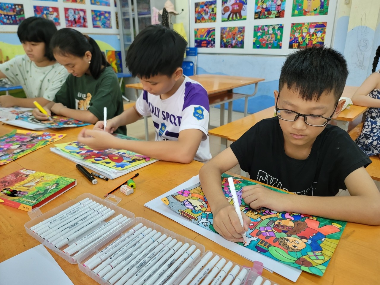 义安省的孩子们正在准备参赛作品。（图：胡志明共青团中央委员会）