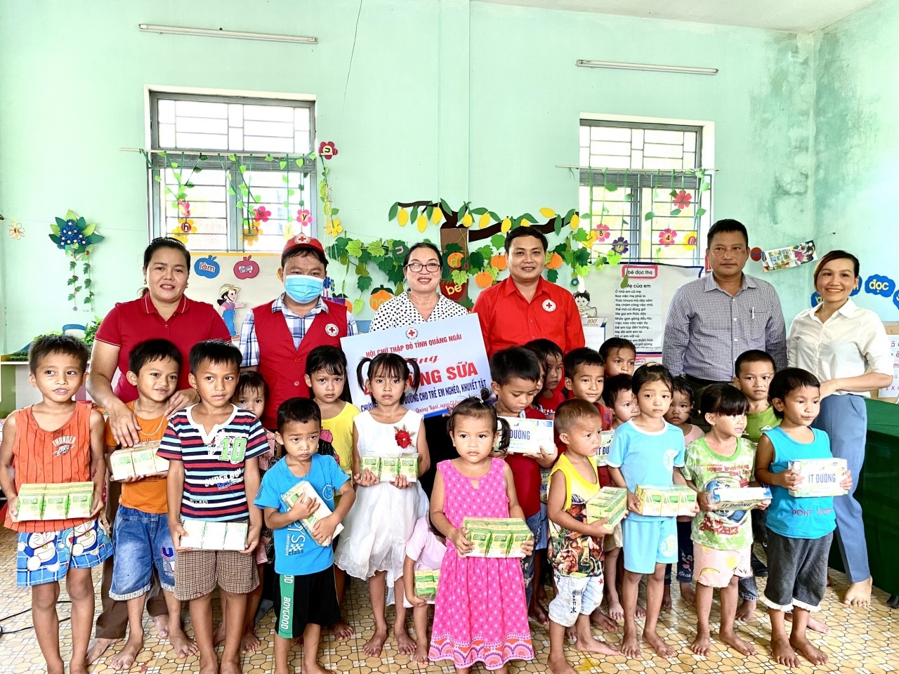 省红十字会向茶山社东村幼儿园的孩子们捐赠牛奶。（图：戊松/ chuthapdo.quangngai.gov.vn）