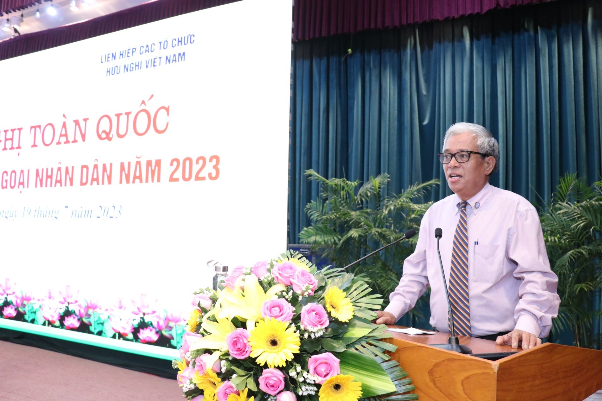 越美协会主席范光荣大使在平定省举行的2023年全国民间外交工作会议上发表讲话。（图：秋河）
