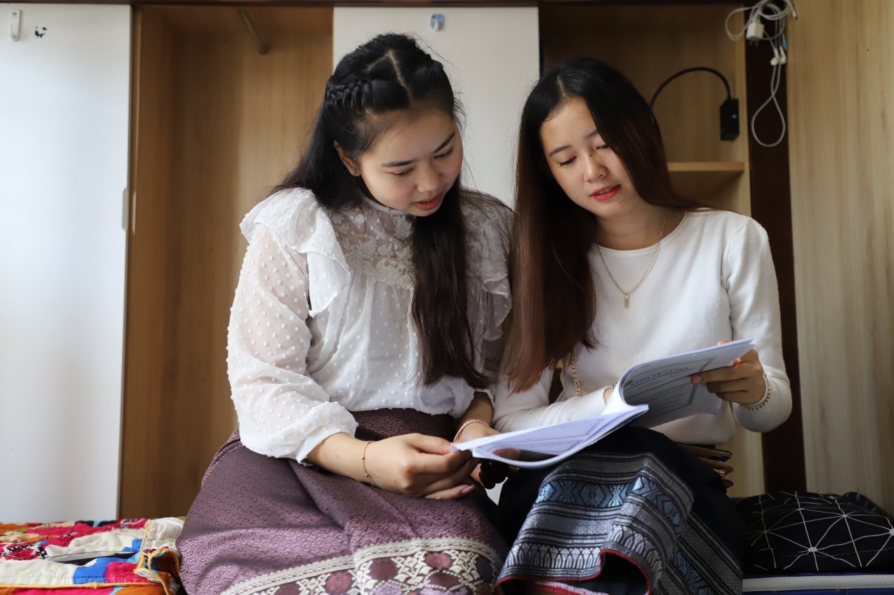 在越南学习的老挝留学生。（图：KT）