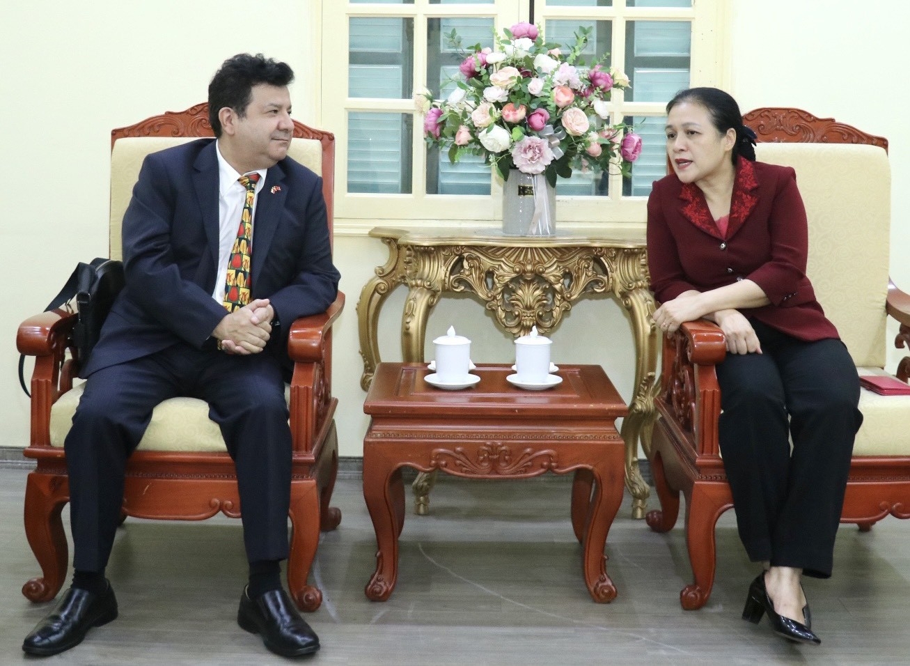 VUFO主席阮芳娥（右）与智利驻越南大使塞尔吉奥·纳雷亚会谈（图：秋河）。