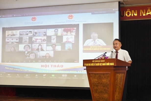 海外越南人国家委员会副主任吴向南先生在研讨会上发言。（图：杨萧）