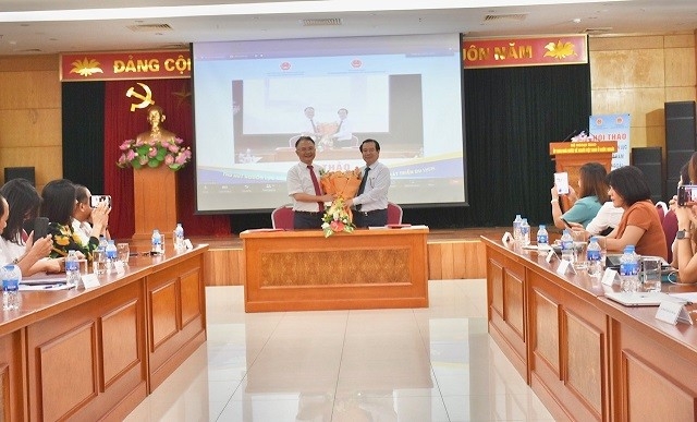 越南国家旅游局与外交部海外越南人国家委员会签署了《协调条例》。（图：杨萧）